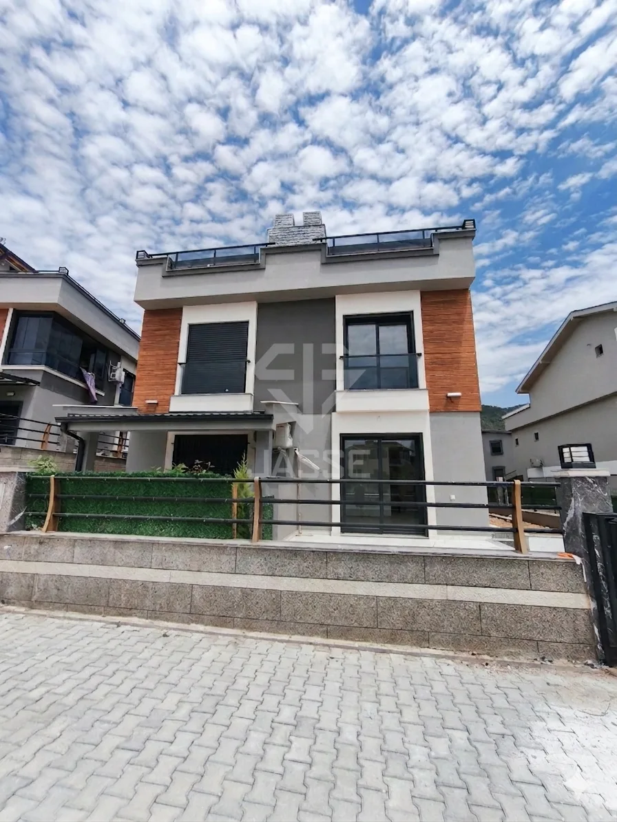 ÖZDERE ORTA MAHALLE'DE DENİZE 400 METRE MESAFEDE SATILIK 3+1 140 M2 OTOPARKLI TRİBLEX VİLLA