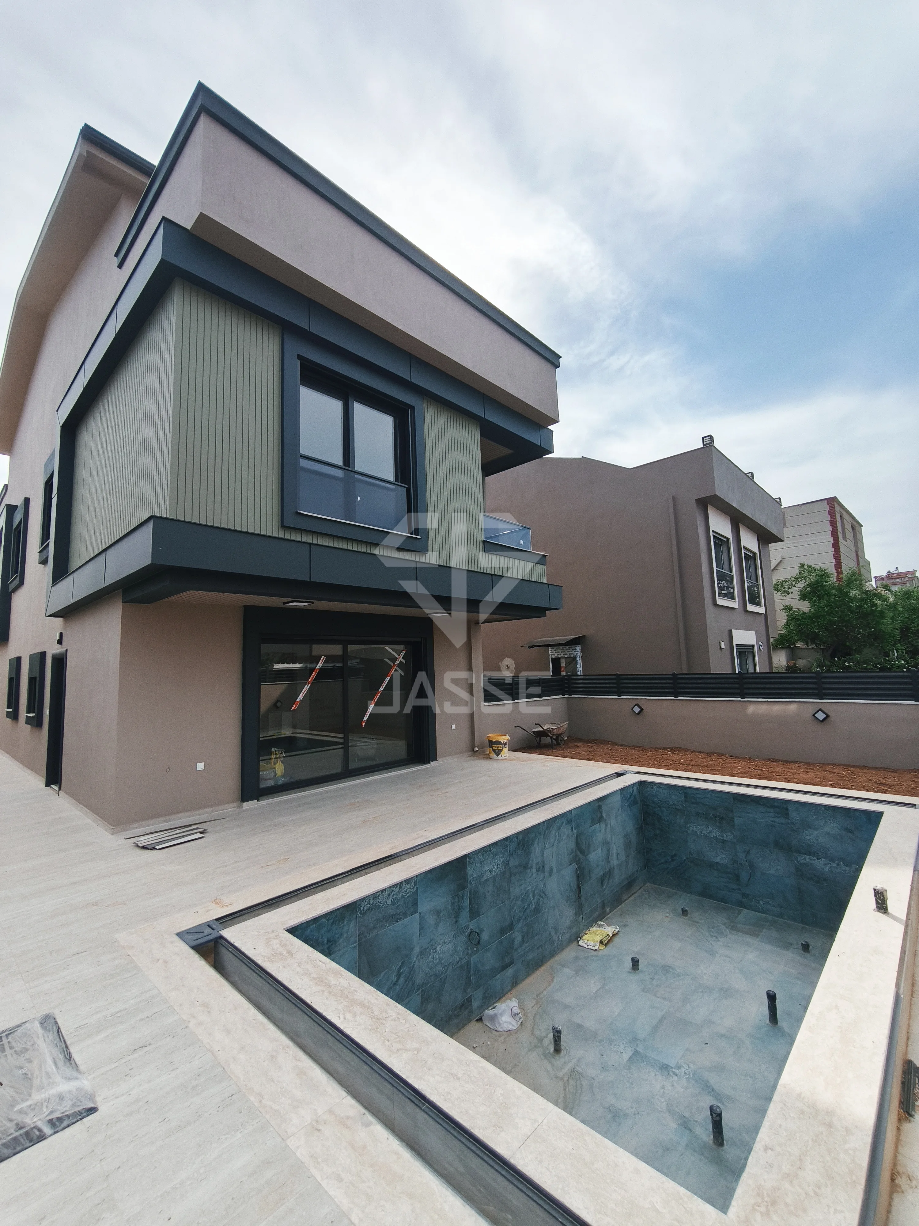 GÜMÜLDÜR DE, DENİZE 400 METRE MESAFEDE SATILIK 3+1 130 M2 HAVUZLU TRİBLEX VİLLA