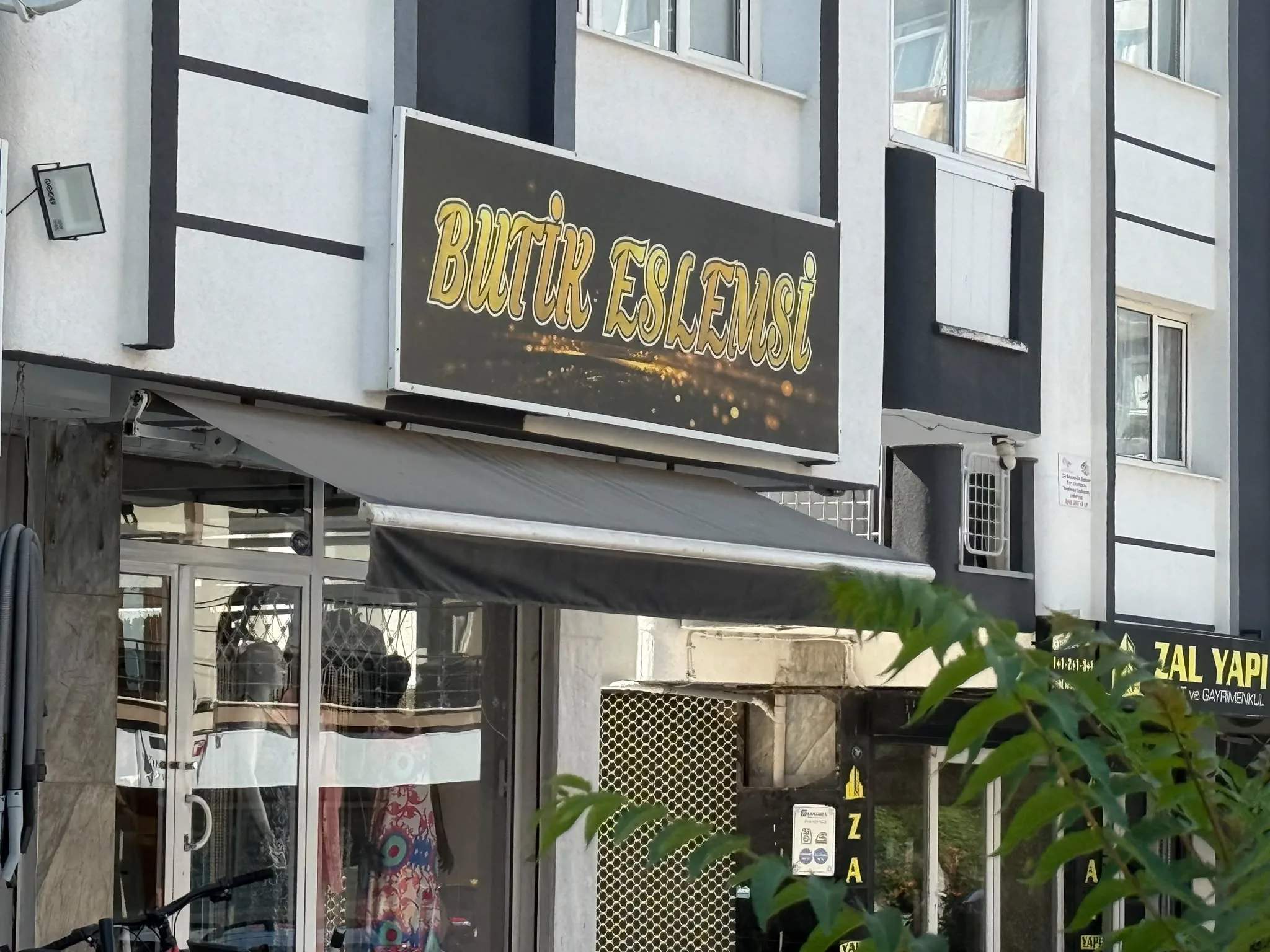 BUCA BATI OTOBAN ÇIKIŞINDA BUTİK BAYAN GİYİM MAĞAZASI