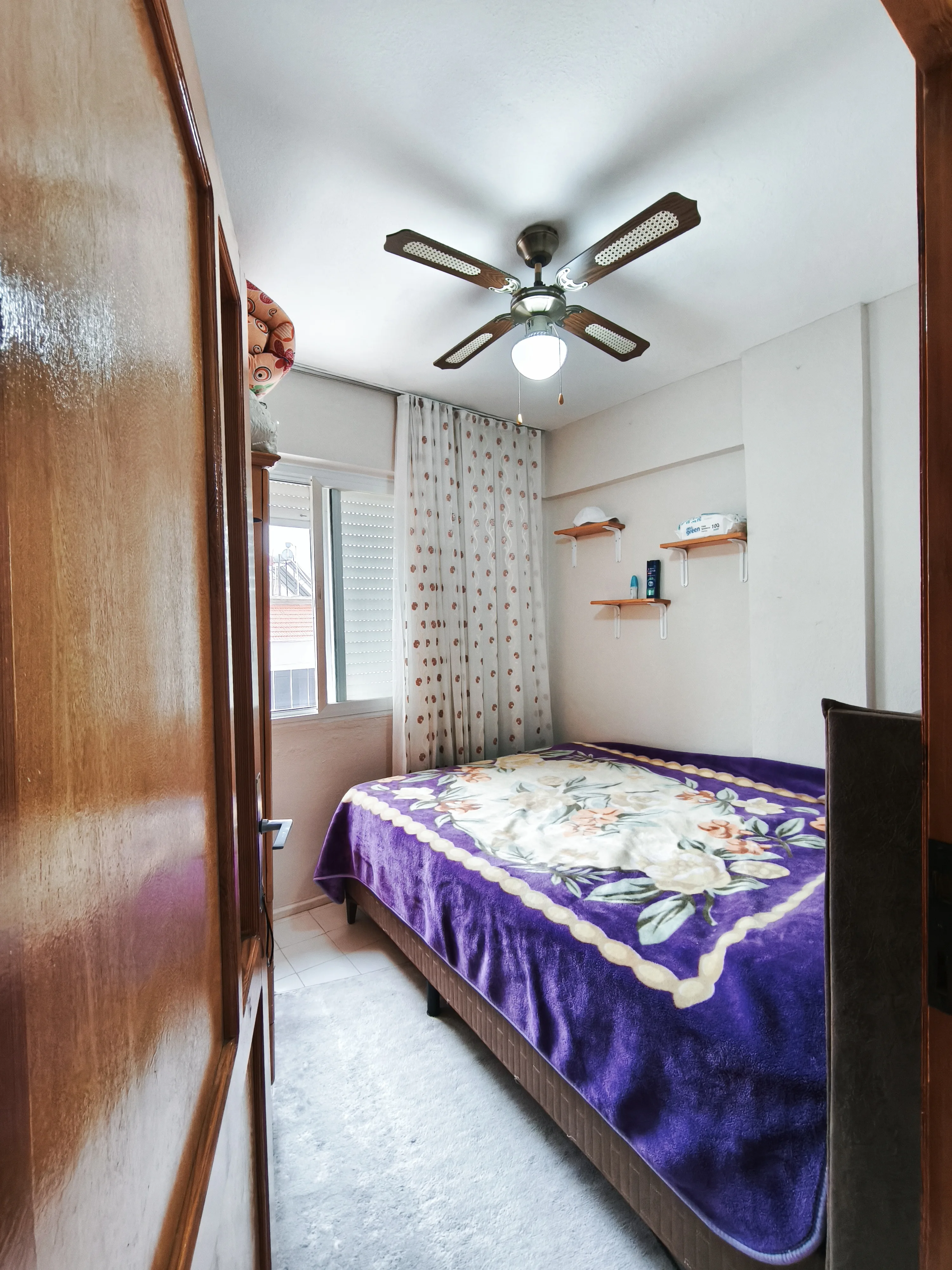 GÜMÜLDÜR SAHİLDE, YAZ KIŞ EŞYALI KİRALIK 1+1 44 M2 ARA KAT DAİRE